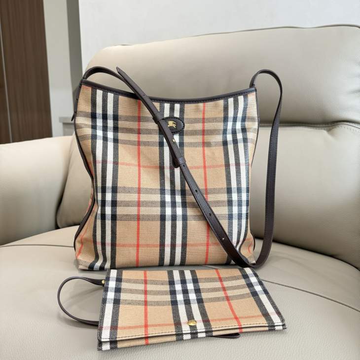 Picture of Burberry Handbags _SKUfw226204600fw